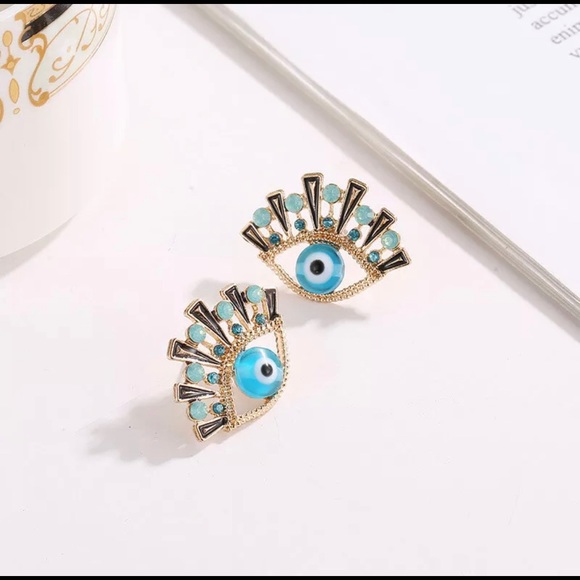 Designers Brands For Customers That Love To Wear Casual and Elegant Accessories;